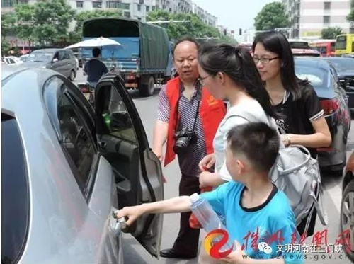 2017年高考期间，易海明送考生上车。图片来源：株洲新闻网