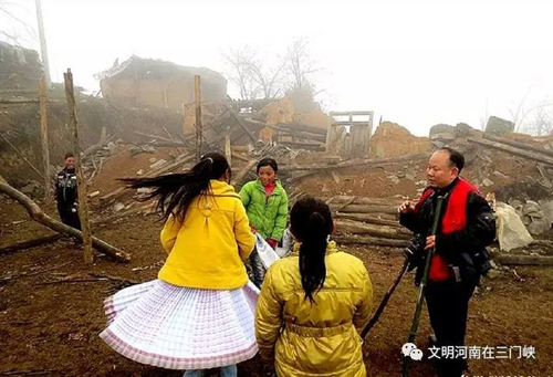 在甘肃漳县灾区，易海明和学生在一起。图片来源：株洲文明网