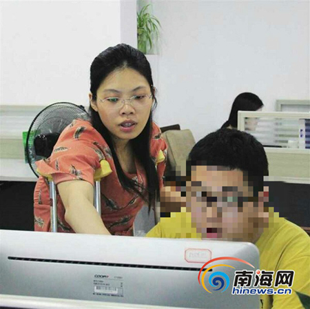 吴佳佳(左)非常关心残友们，只要他们有什么需要帮助的，她都努力帮忙。南海网记者 孙令正