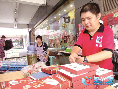 杨继君整理货品。