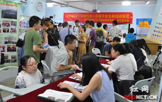 杨程昱是一名中共党员，她想应聘一份会计或文秘工作。