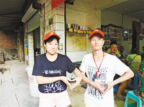 易勇（右）和妻子李飞燕在自家茶馆门口。通讯员 高晓燕 摄