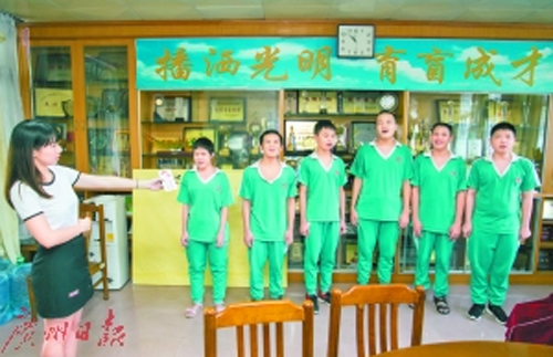 《中国好哨音》中获得冠军的少年黄毅弘和同学一起表演。