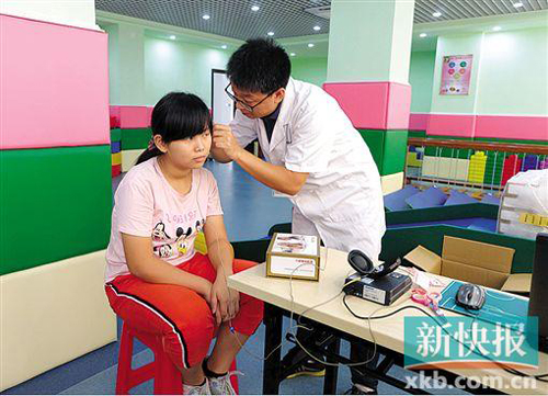广东省残疾人基金会为肇庆听障孩子送去百台助听器