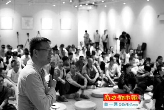 北京心目影院创始人王伟力为数十位视障人士及志愿者讲解电影《飞天》。