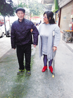 雷鸥搀扶父亲回家