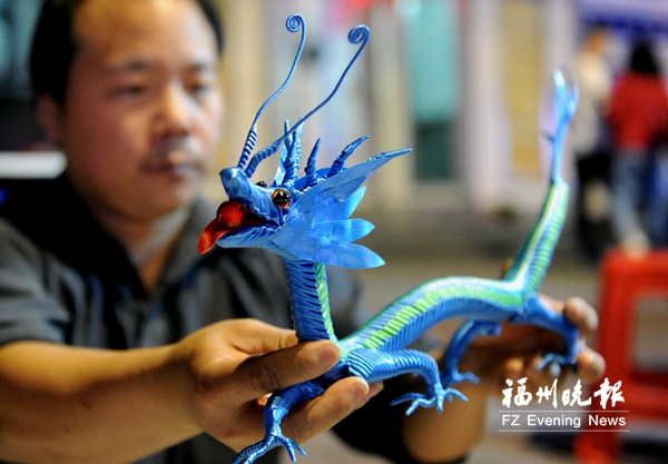 王胜利手工编织一只“大龙”要花五个小时。