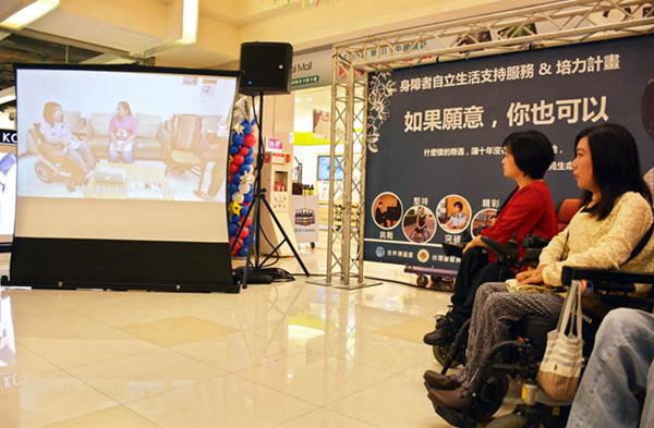 看着自己的纪录片，残疾人直呼感动。（图片来源：台湾“中国时报”）