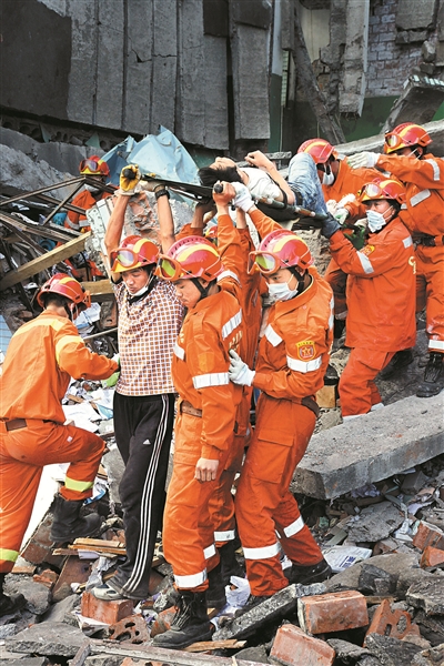 1 2008年5月14日18时42分,经中国国际救援队数小时不懈努力，李春阳获救，被抬下废墟。