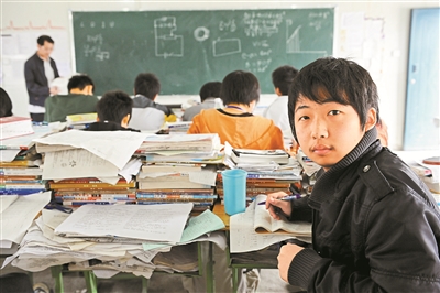 2 2009年4月15日，李春阳在四川德阳市东汽中学临时板房教室迎战高考。