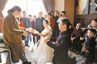 5 2017年11月13日，新郎李春阳与新娘黄亚岚跪拜新娘的母亲。