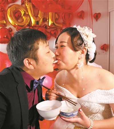 6 2017年11月13日，按当地结婚风俗，新郎李春阳与新娘黄亚岚共吃汤圆。
