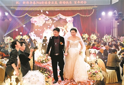 7 2017年11月13日，亲朋好友从四面八方赶来参加李春阳结婚典礼。
