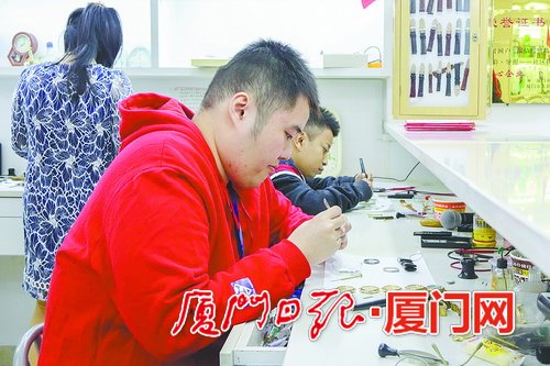 学员们在考试中全神贯注