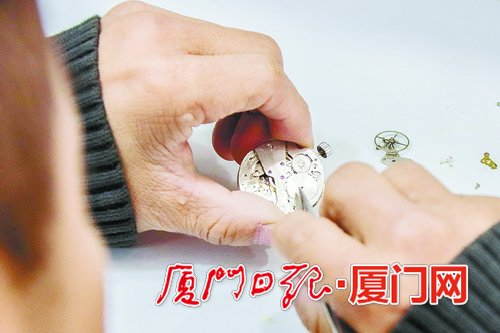 学员们在考试中全神贯注