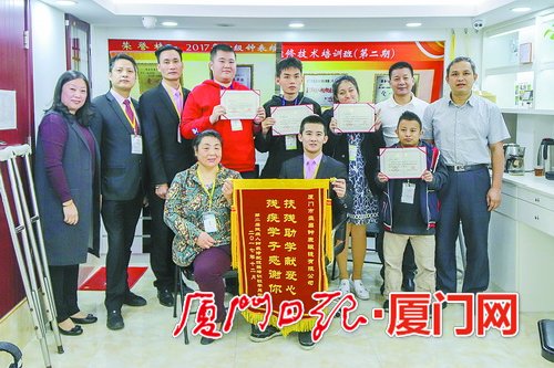 残疾人学员通过钟表维修考试。