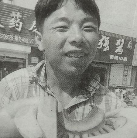 沧州：脑瘫小伙“练摊儿”撑起一个家