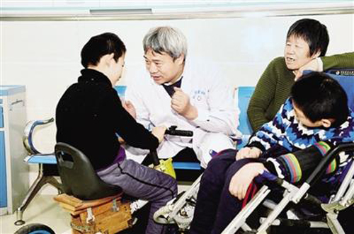 宋兆普为一对双胞胎患儿鼓劲加油