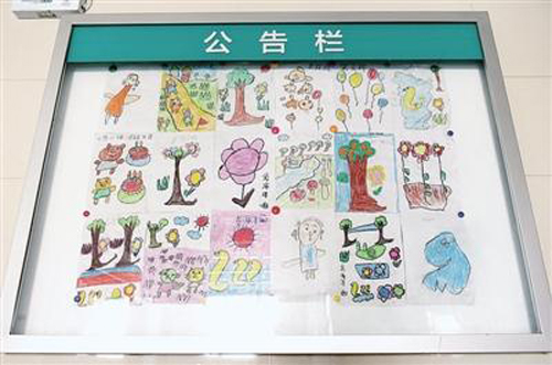 医院走廊张贴着脑瘫患儿的绘画作品