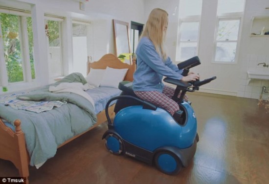 日企研发轮椅型机器人 用户可自由“骑行”
