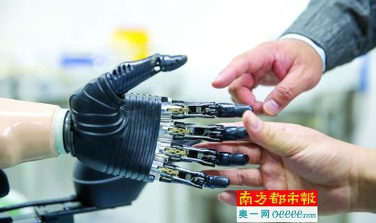 1月3日，广东省工伤康复中心里，刘先生在演示其新安装的五指联动智能仿生手。