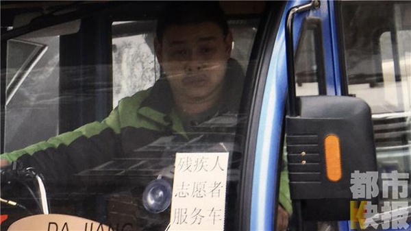 西安一脑瘫患者12年换6辆三轮义务接送残疾人