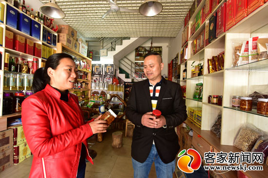 李祝平向顾客推销介绍徒弟家自产的农产品。