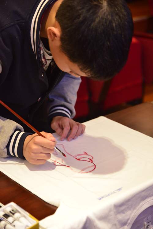 汉马公益基金项目启动 聋哑学生手绘400件文化衫将亮相汉马